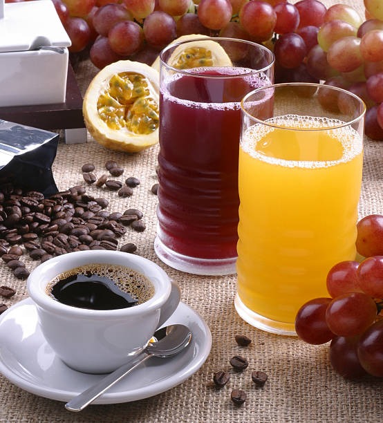 산성 과일(패션후르츠, 포도)·카페인(커피) 음료