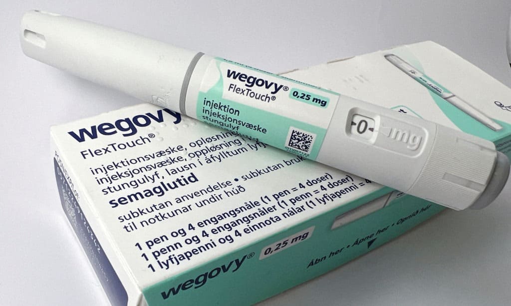 위고비(Wegovy) 0.25mg 용량의 주사제와 제품 박스를 보여주는 이미지로,
비만 치료를 위한 GLP-1 유사체인 세마글루타이드(semaglutide)가 포함된 피하주사제이다.