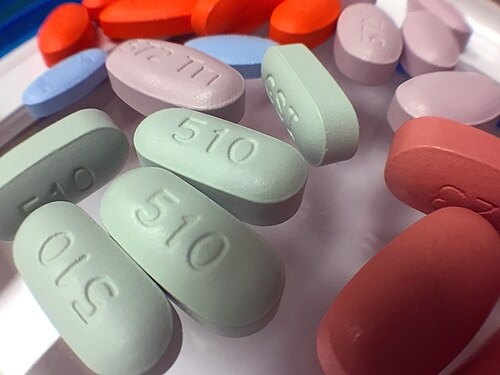 항바이러스제 - 대상포진과 단순포진 치료에 사용하는 팜시클로버정 250mg의 실제 의약품 이미지